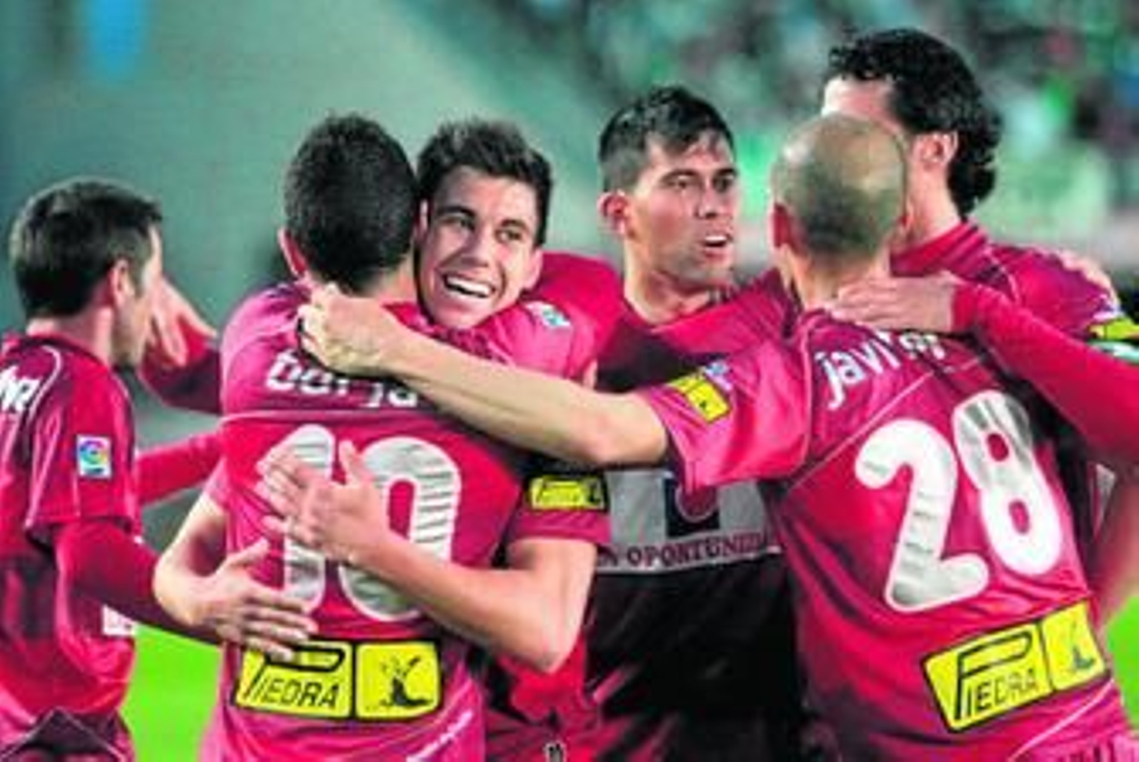 Borja, Fede Vico, Patiño, Javi Hervás y Gaspar se abrazan en Chapín.