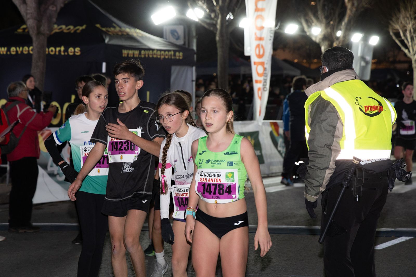 En imágenes: 2.000 atletas brillan con luz propia en la infantil de la Carrera de San Antón 2026