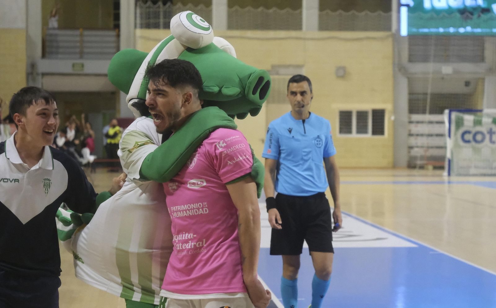 Lucas Perin celebra con rabia el triunfo ante el UMA Antequera.