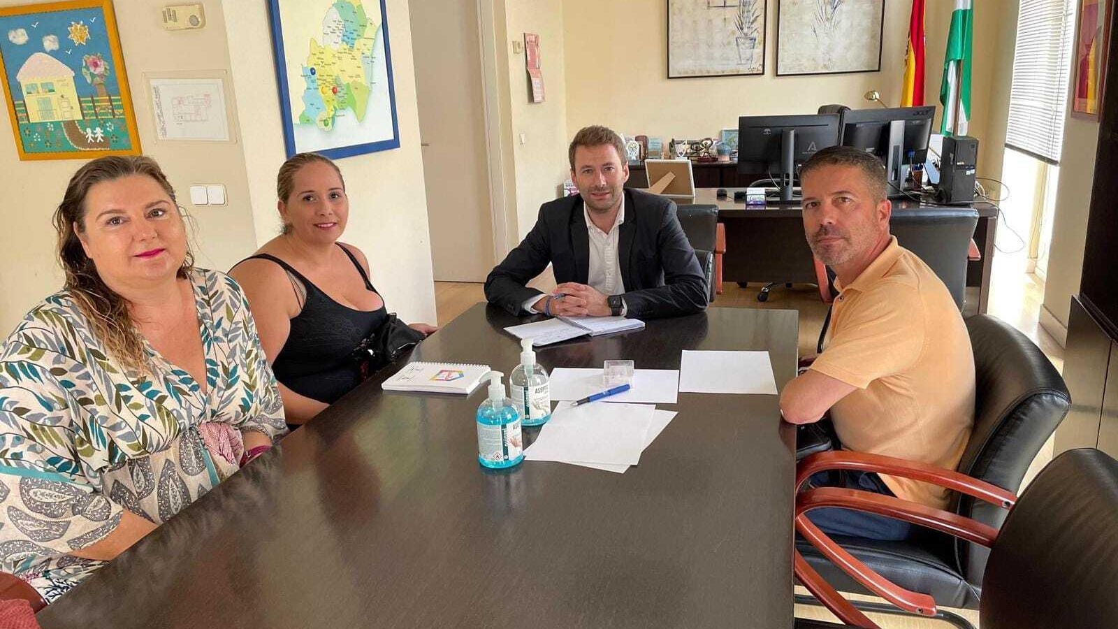 Responsables de la asociación junto al delegado de Inclusión Social, Francisco Bellido