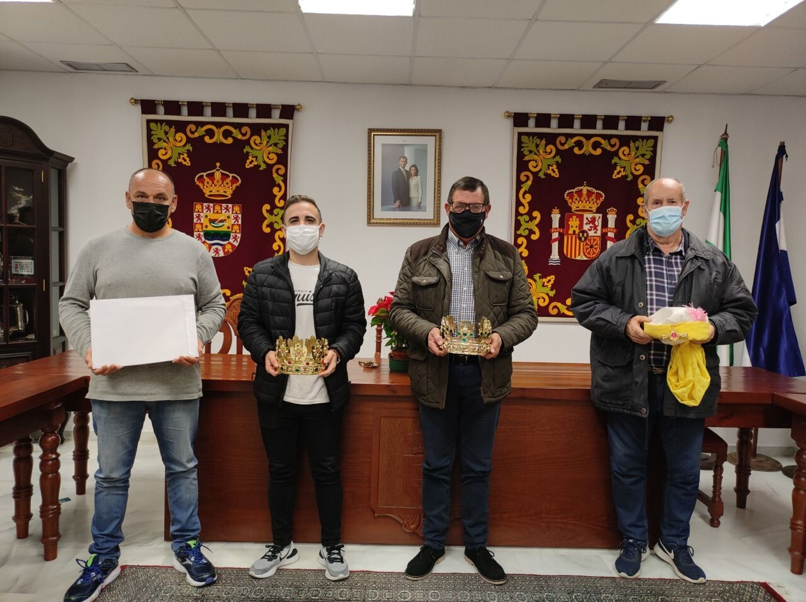 Los Reyes Magos 2022 de La Barca, junto al Cartero Real.