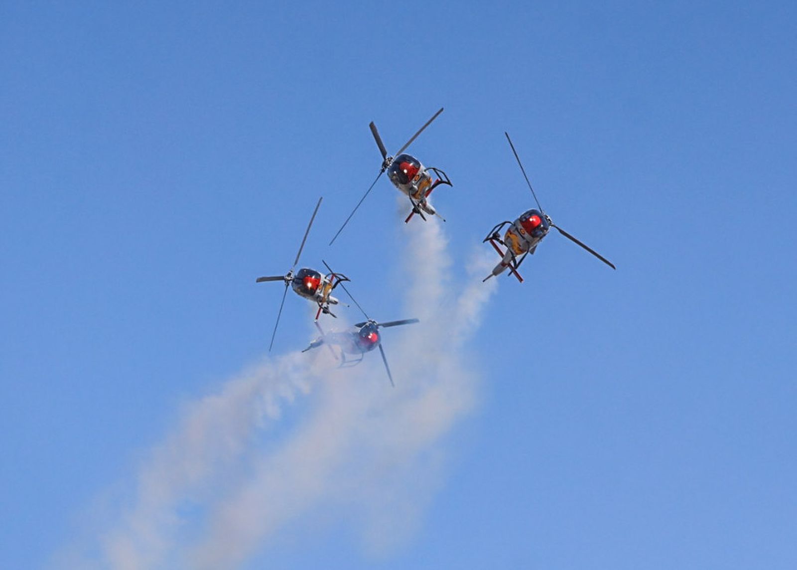 Fotografías de la exhibición aérea de la Patrulla Acrobática de Paracaidismo del Ejército del Aire 'Papea' y de la Patrulla Acrobática de Helicópteros 'ASPA'  en los actos de homenaje al centenario del Plus Ultra presidido por S.M. el Rey Felipe VI