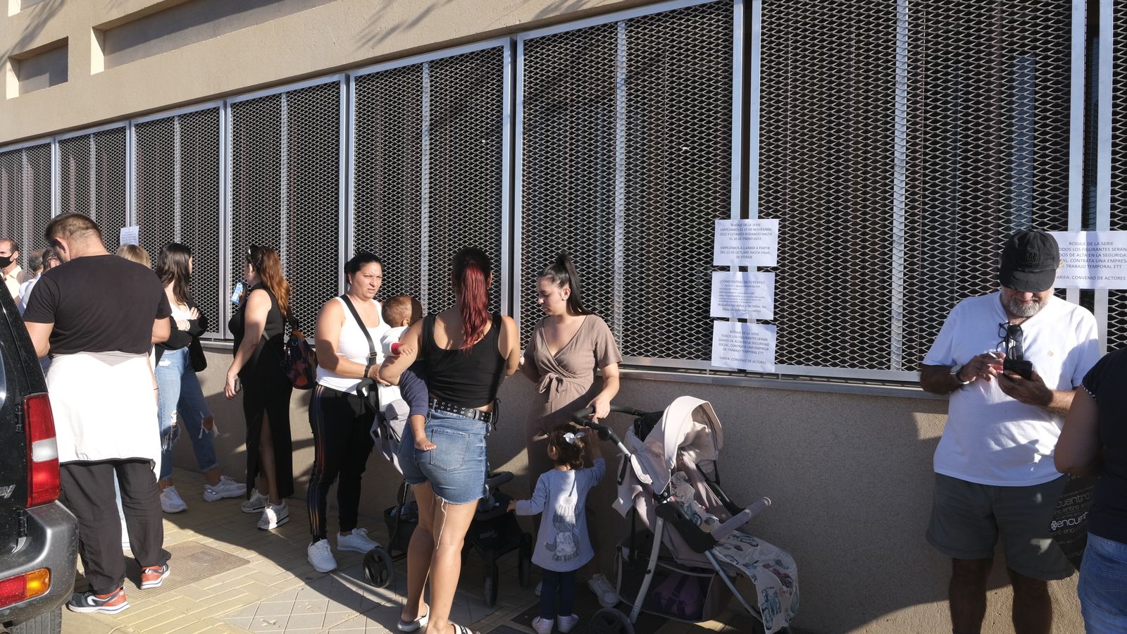 A primeras horas había una pequeña cola para el casting de la serie ‘El Romancero’.