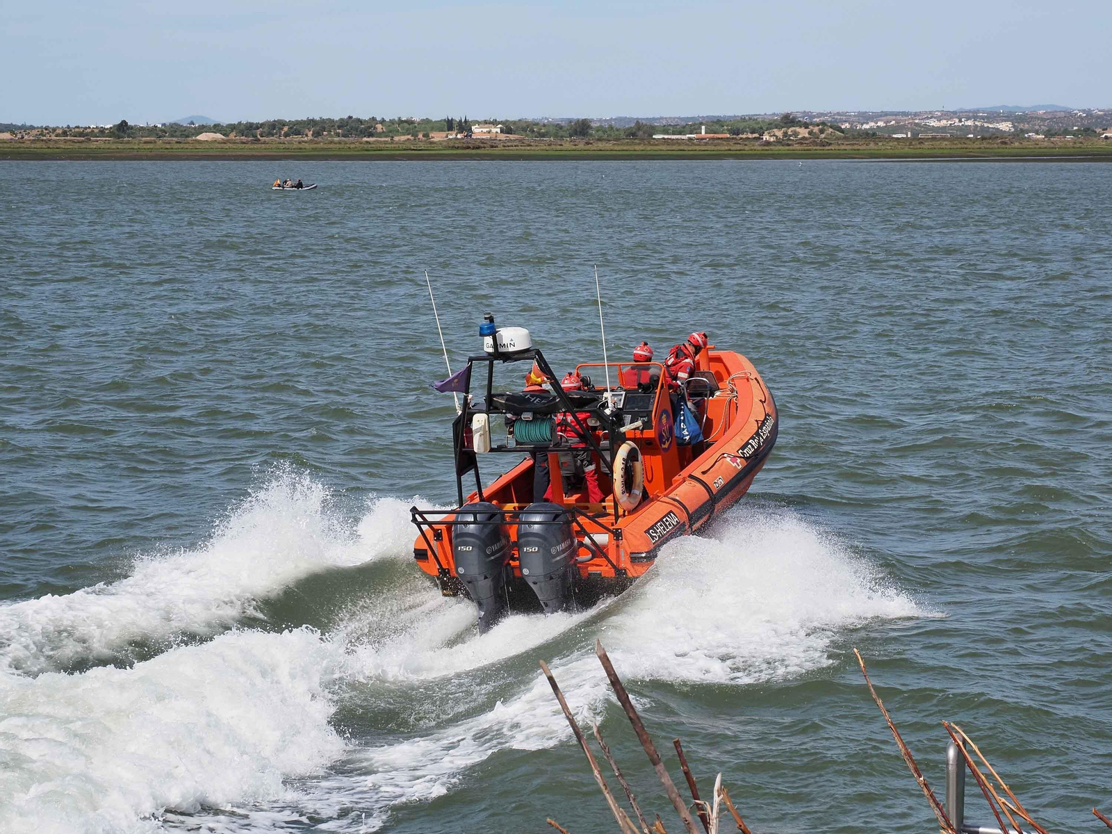 Las mejores imágenes del choque entre un ferry y un pesquero en medio del Guadiana