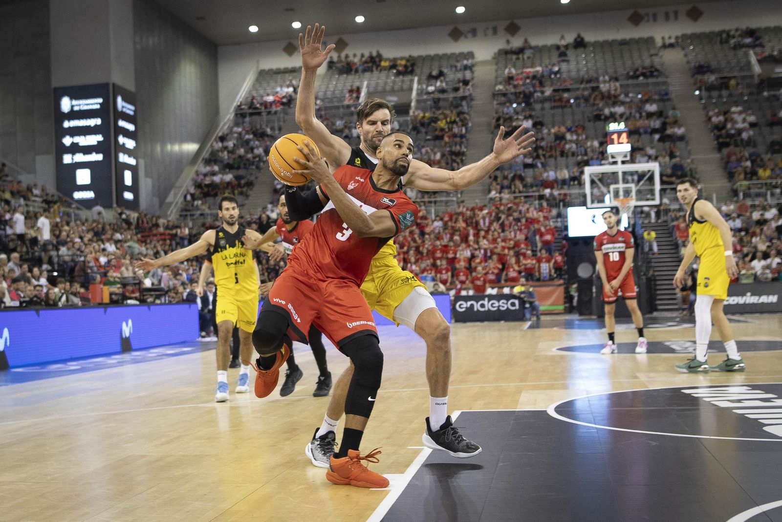 Gian Clavell trata de penetrar en el duelo ante La Laguna Tenerife.