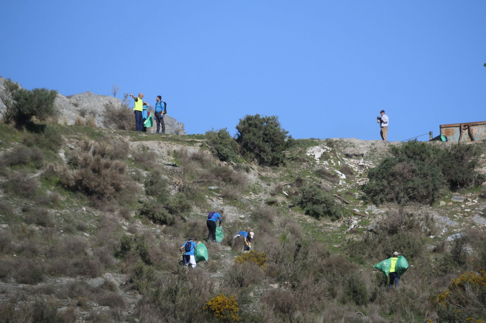 Así ha sido la primera jornada de plogging del año en la Costa de Granada