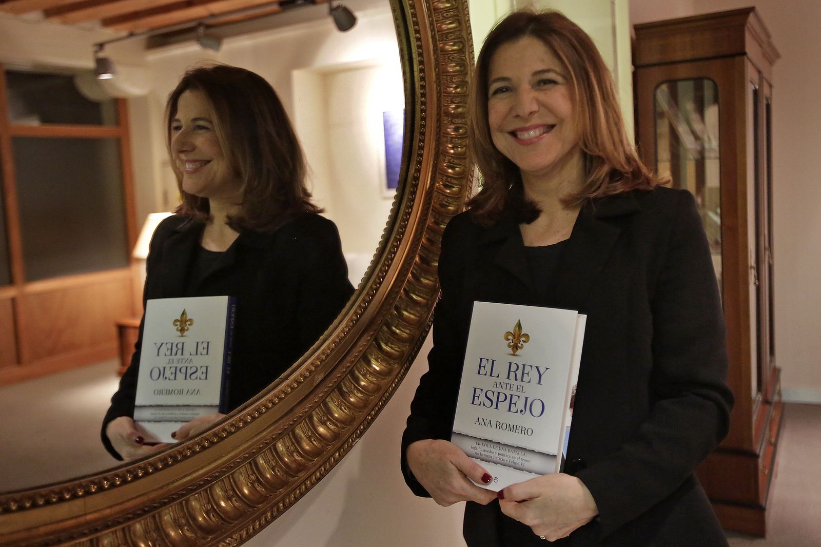 Ana Romero, con su nuevo libro 'El Rey ante el espejo', anoche en la sede de la Fundación Cajasol en Cádiz.