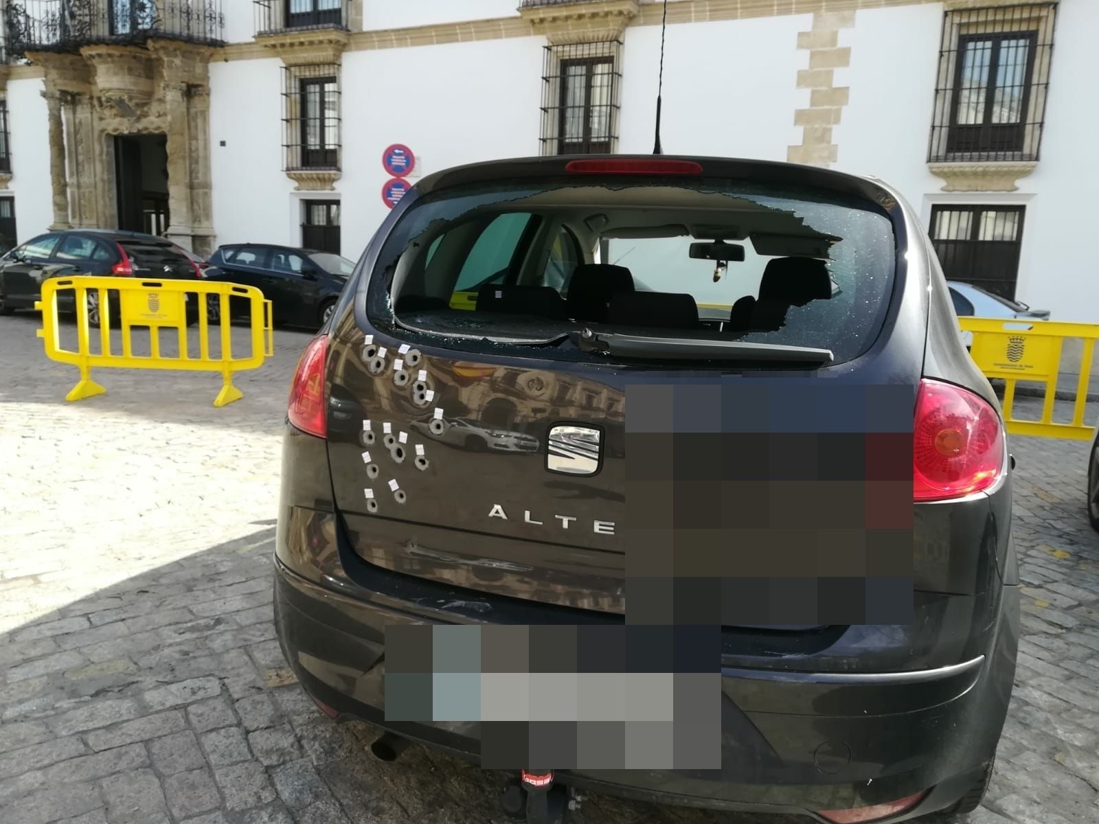 Imagen de cómo quedó el vehículo tras recibir los impactos.