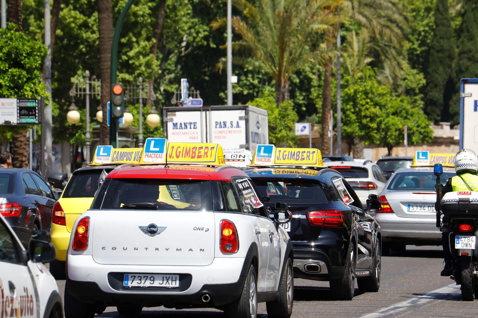 La protesta de las autoescuelas de Córdoba, en imágenes