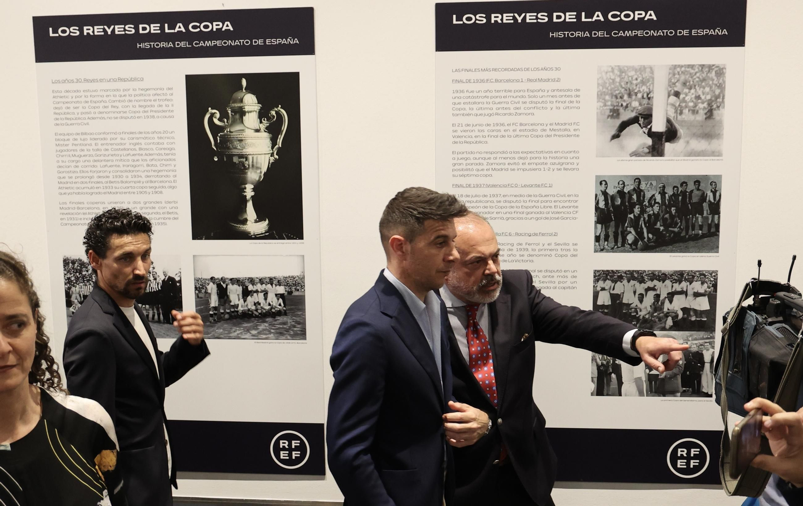 El presidente de la Junta de Andalucía recibe la Copa del Rey e inaugura la exposición "Los reyes de la Copa"