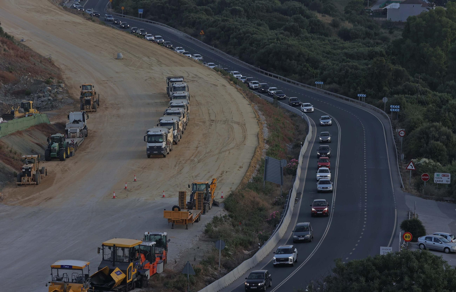 Fotos del colapso de tráfico en la N-340 por las obras del Acceso Sur de Algeciras