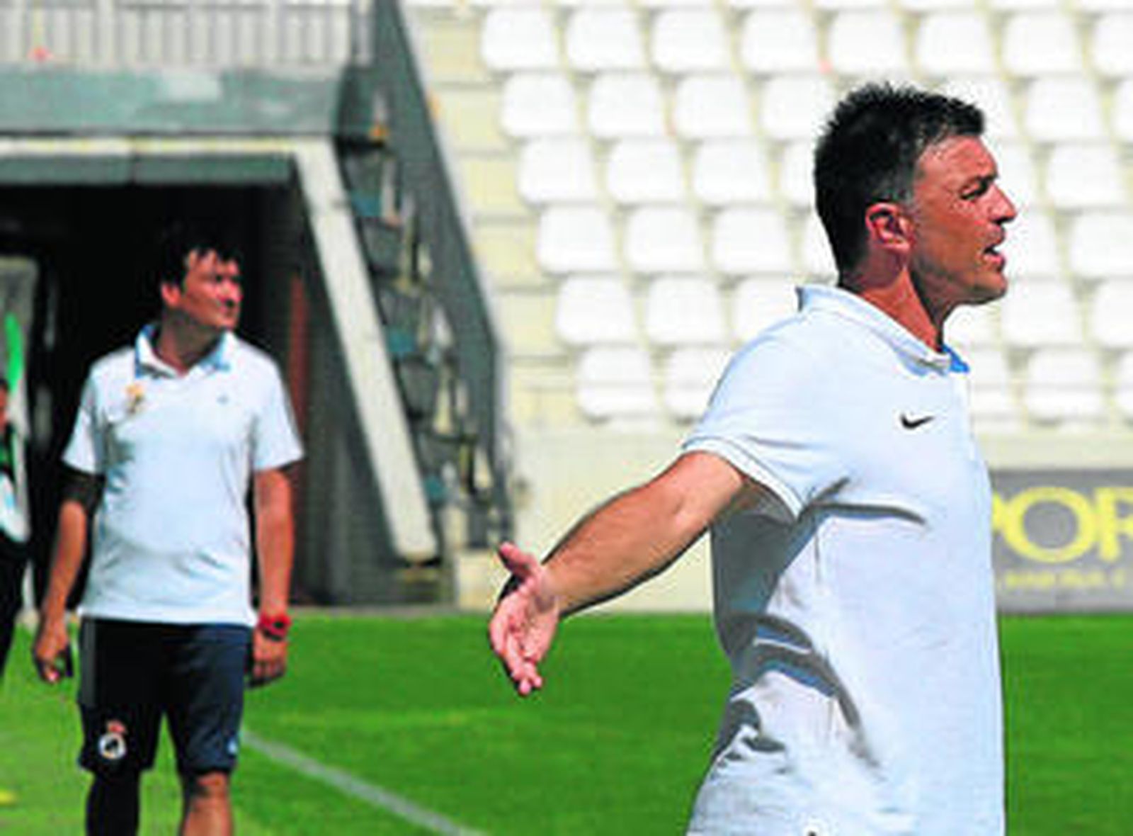 Pepe Puche gesticula durante el encuentro ante la Balona en El Arcángel.