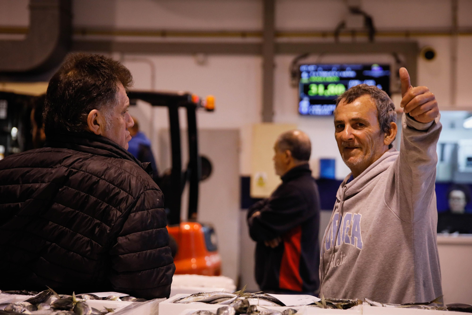 Te contamos en imágenes como ha sido la descarga de las traiñas en la lonja de Almería
