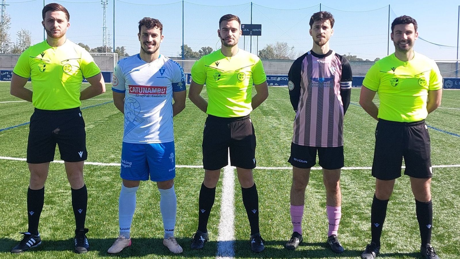 Los capitanes de Castilleja y Bollullos junto al trío arbitral.