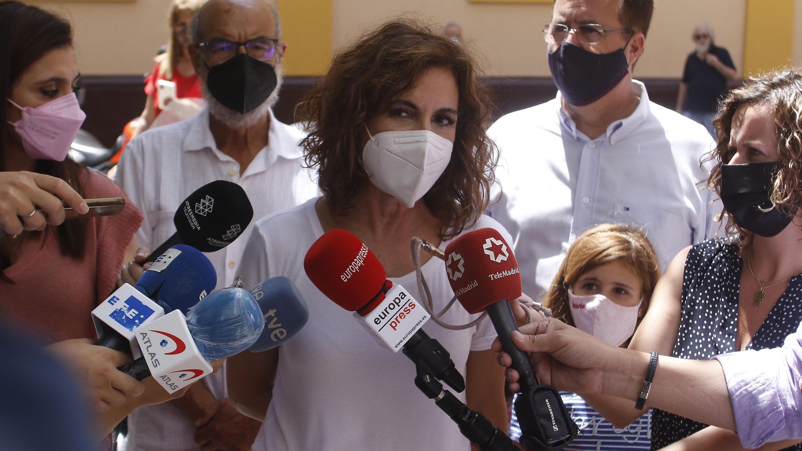 Juan Carlos Cabrera atiende las declaraciones de María Jesús Montero, tras votar en el proceso de primarias.