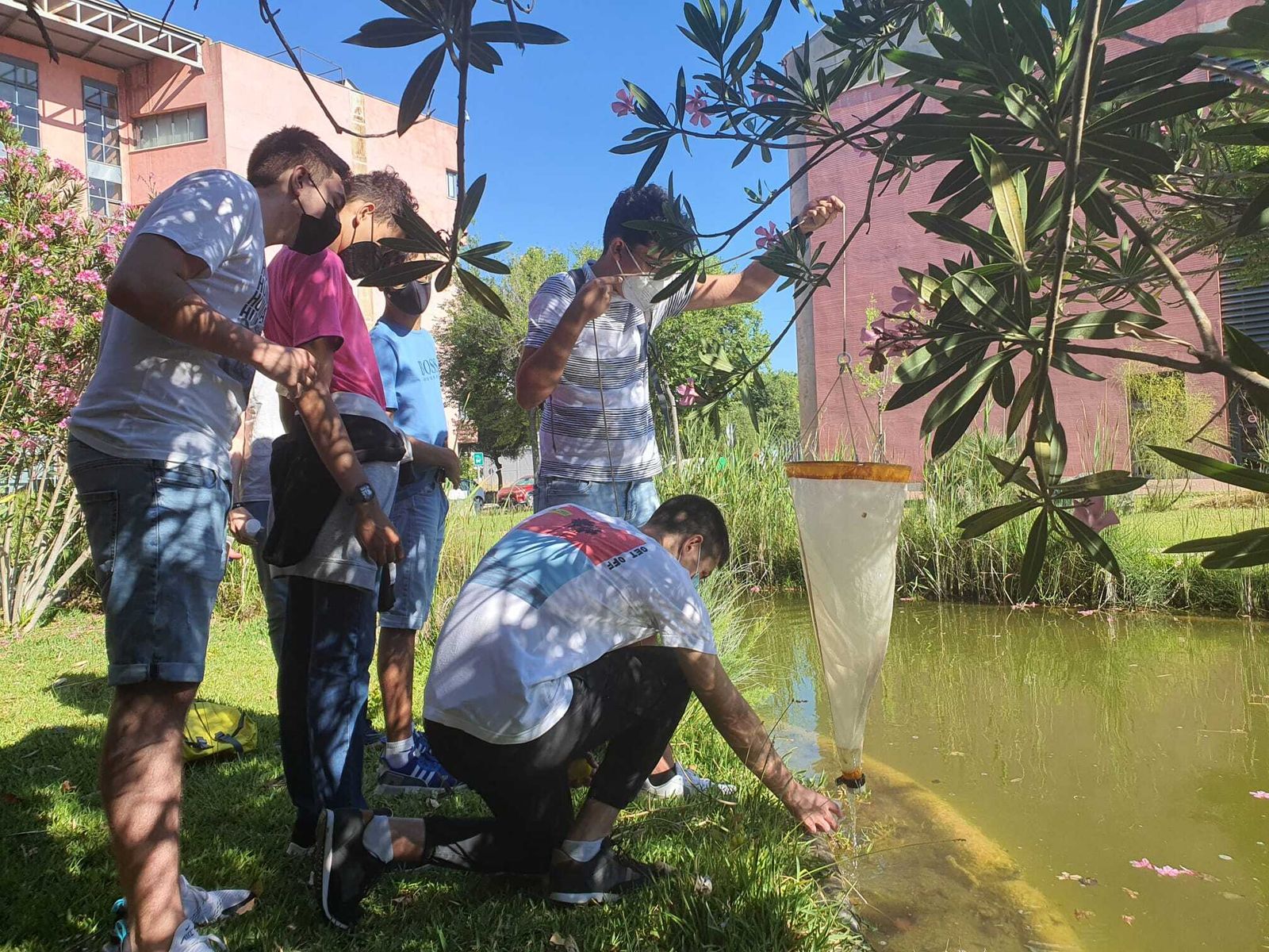 Alumnos del IES María Galiana durante las prácticas de campo en la laguna de la UPO.