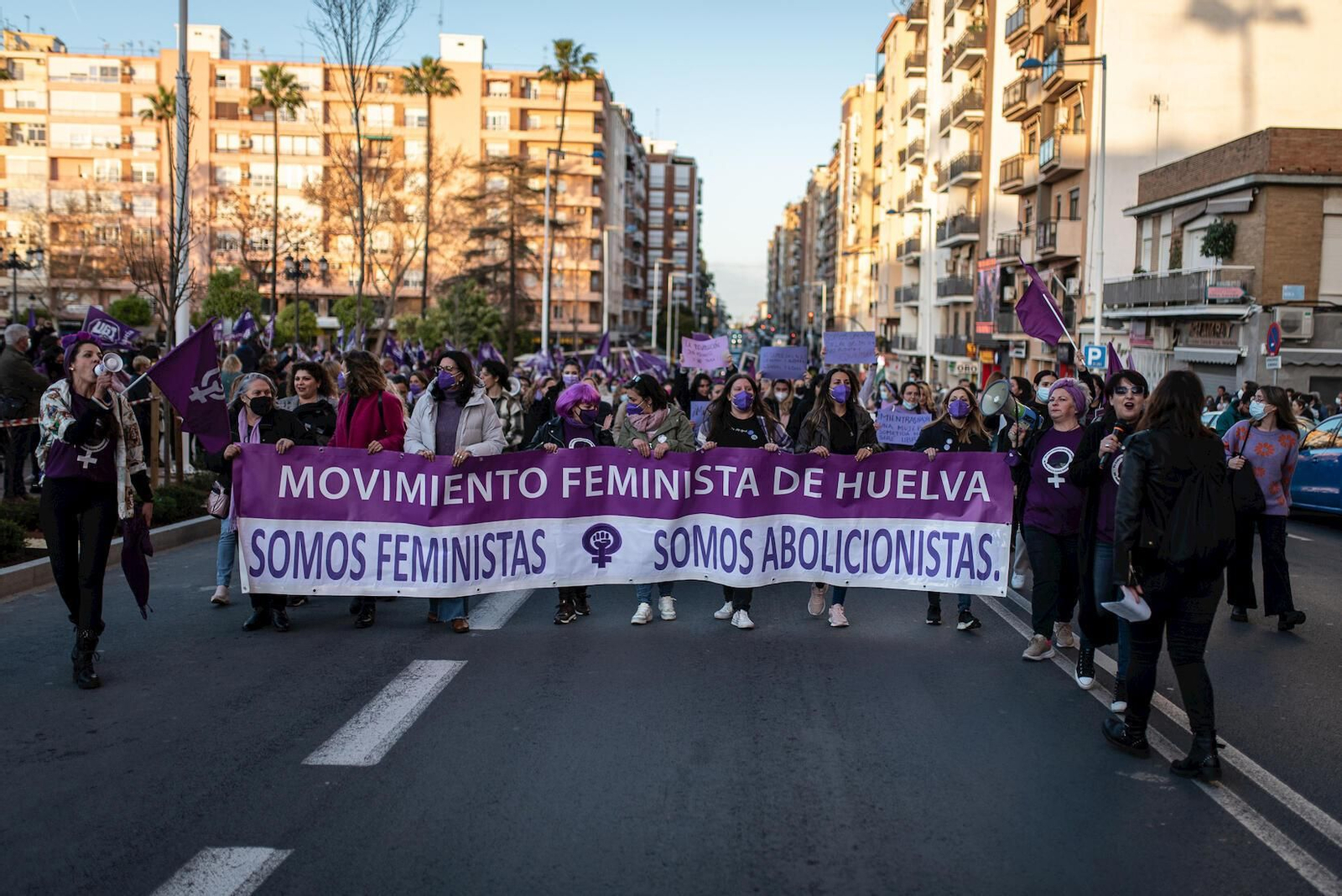Salida en el Antituo Colombino de la manifestación convocada por Movimiento Feminista de Huelva