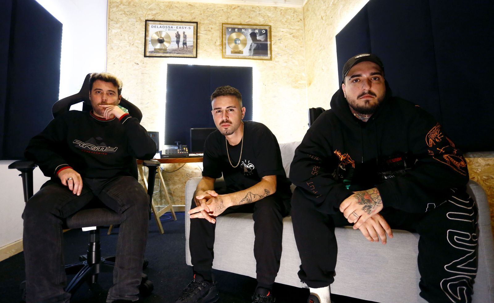 J Moods, Easy-S y Raggio en el estudio del productor.