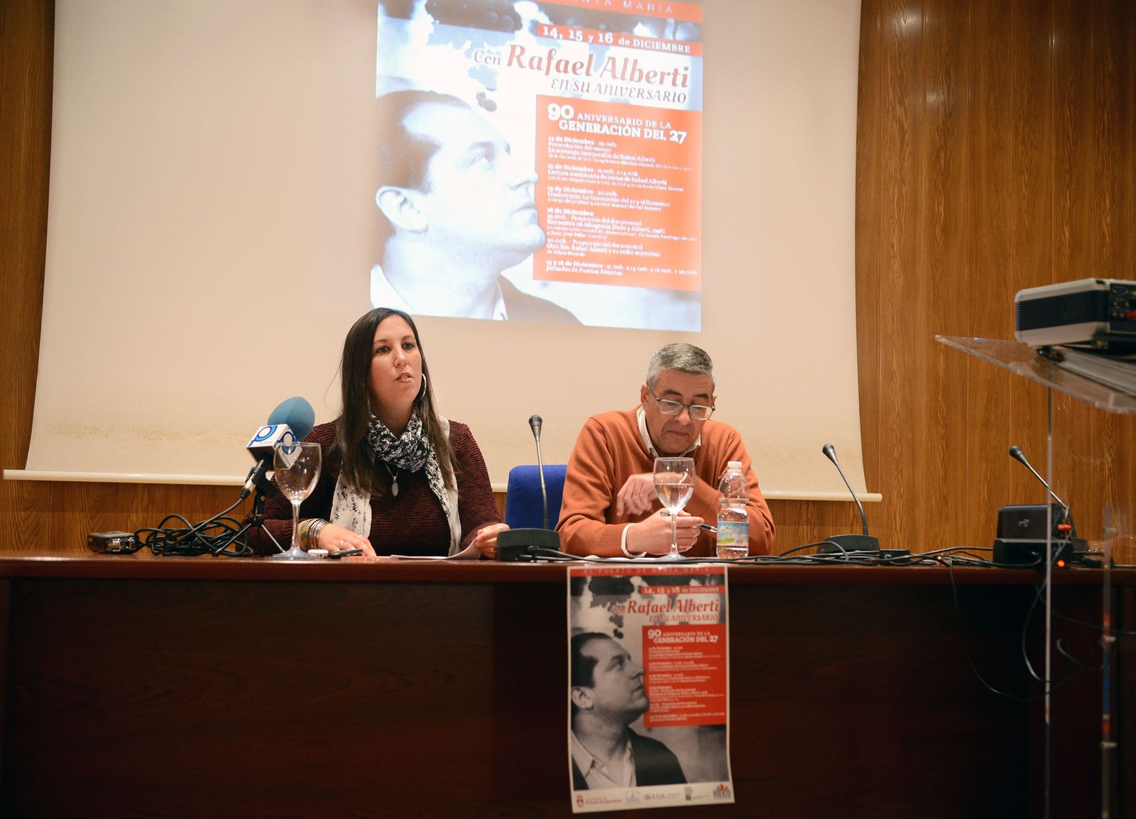 La concejala María Eugenia Lara, junto al secretario de la Fundación, durante la presentación del programa de actos por el aniversario del poeta.