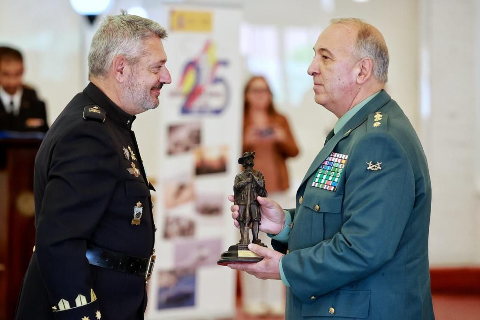 Las imágenes del día de la Subdelegación de Defensa en Cádiz y entrega de reconocimientos