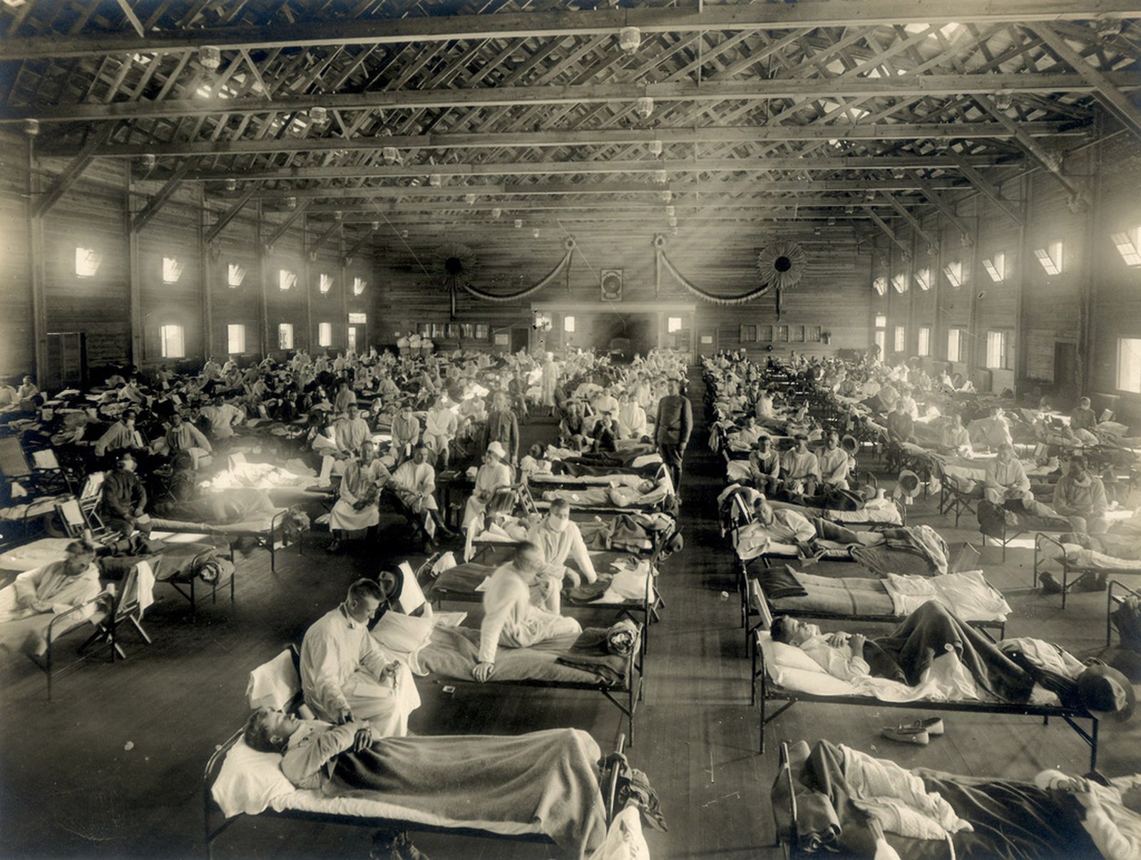 Soldados de la I Guerra Mundial afectados por la epidemia de gripe en una sala en Fort Riley, Kansas.