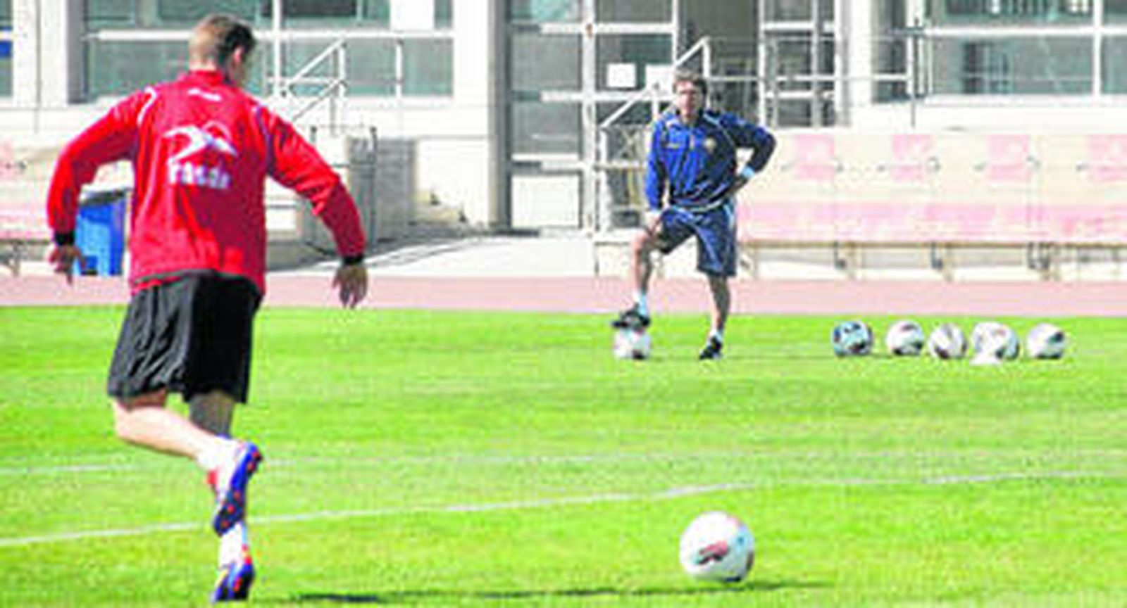 Esteban Vigo observa a Alberto durante el transcurso del entrenamiento.