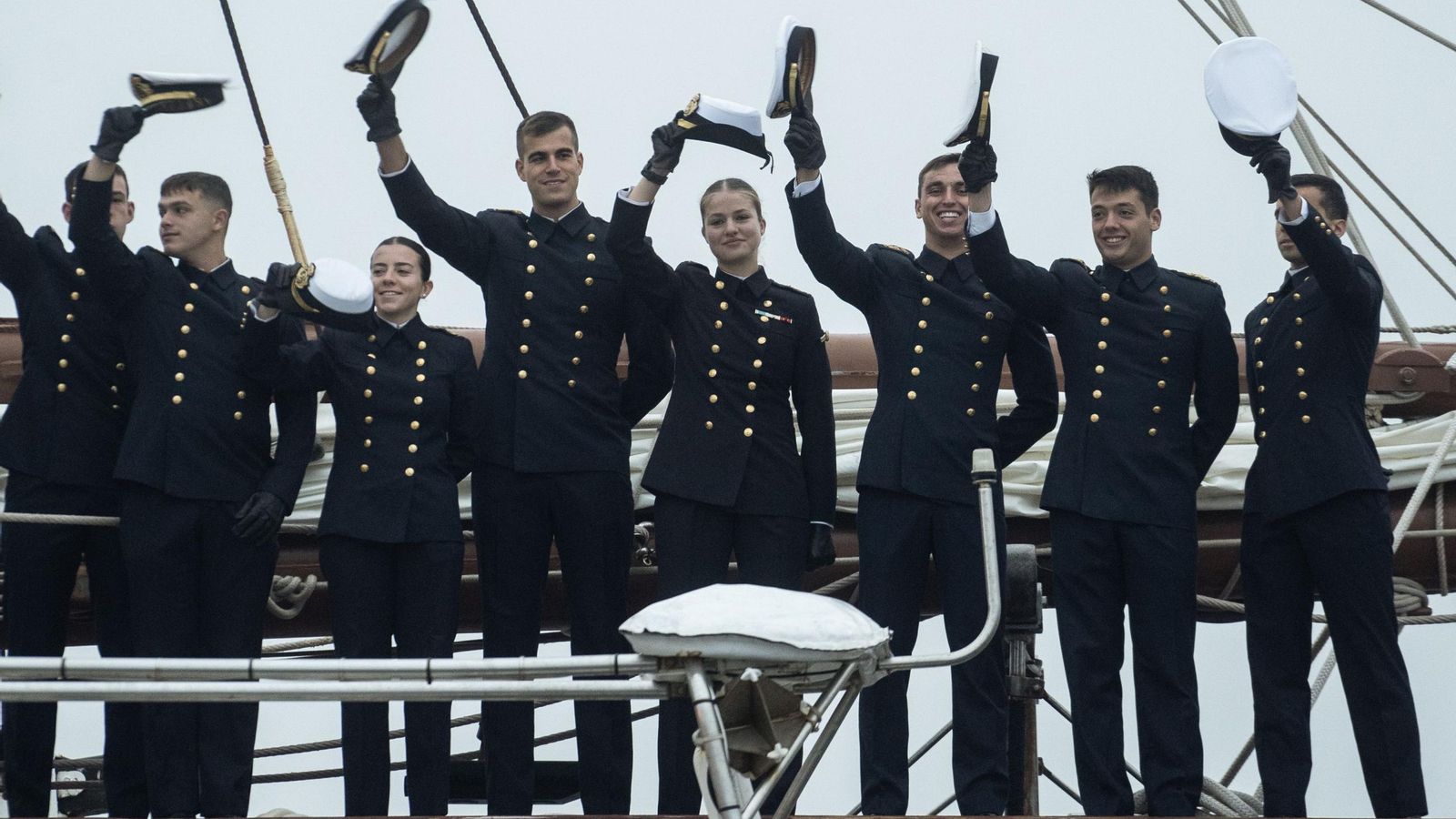 Los guardiamarinas del buque escuela Juan Sebastián Elcano saludan al llegar a Valparaíso, primera escala en el Pacífico.