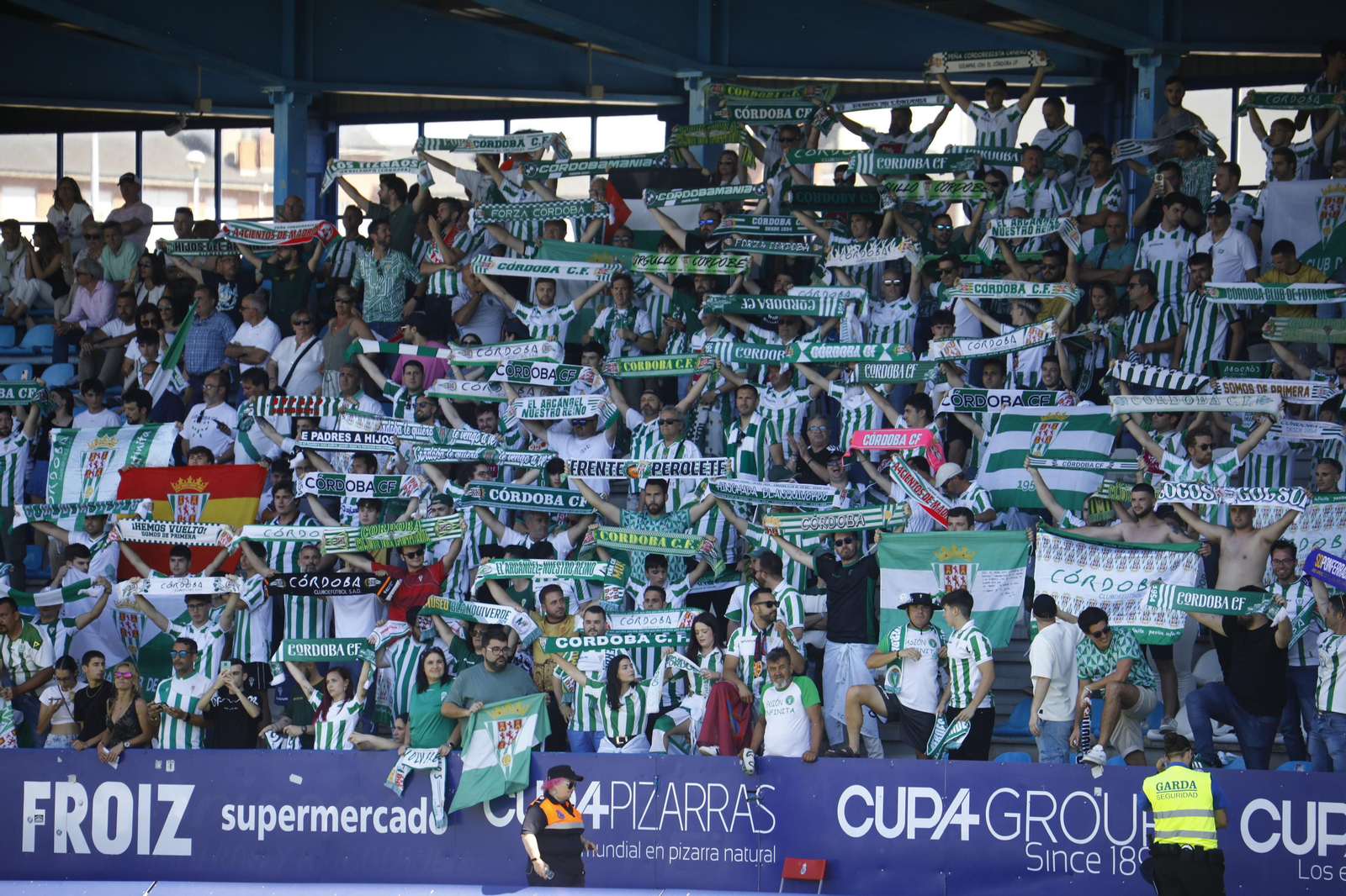 Las mejores fotos de la afición del Córdoba CF en el partido ante la Ponferradina en El Toralín Las mejores fotos de la afición del Córdoba CF en el partido ante la Ponferradina en El Toralín