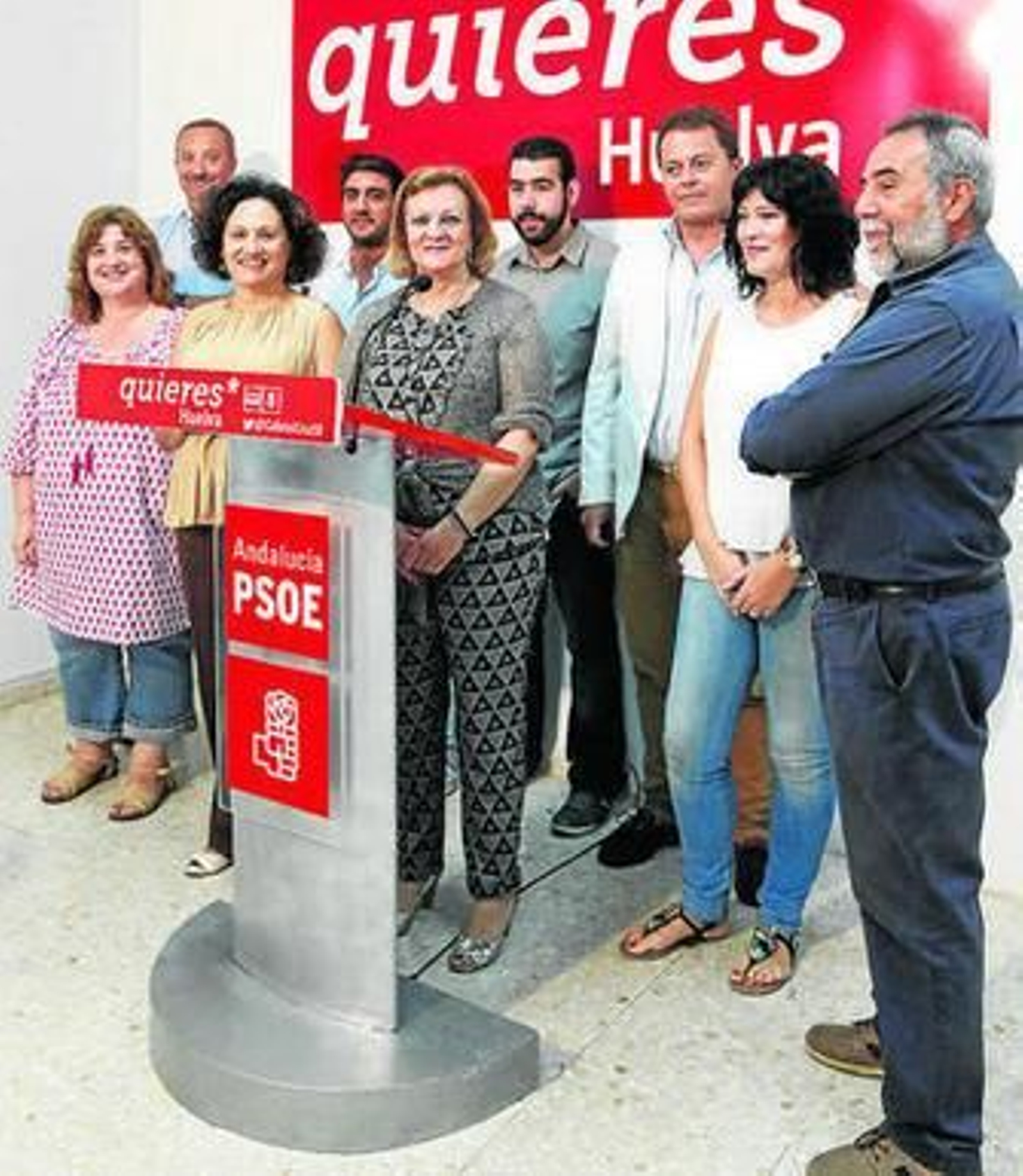 Los miembros de la plataforma, ayer en la sede del PSOE.