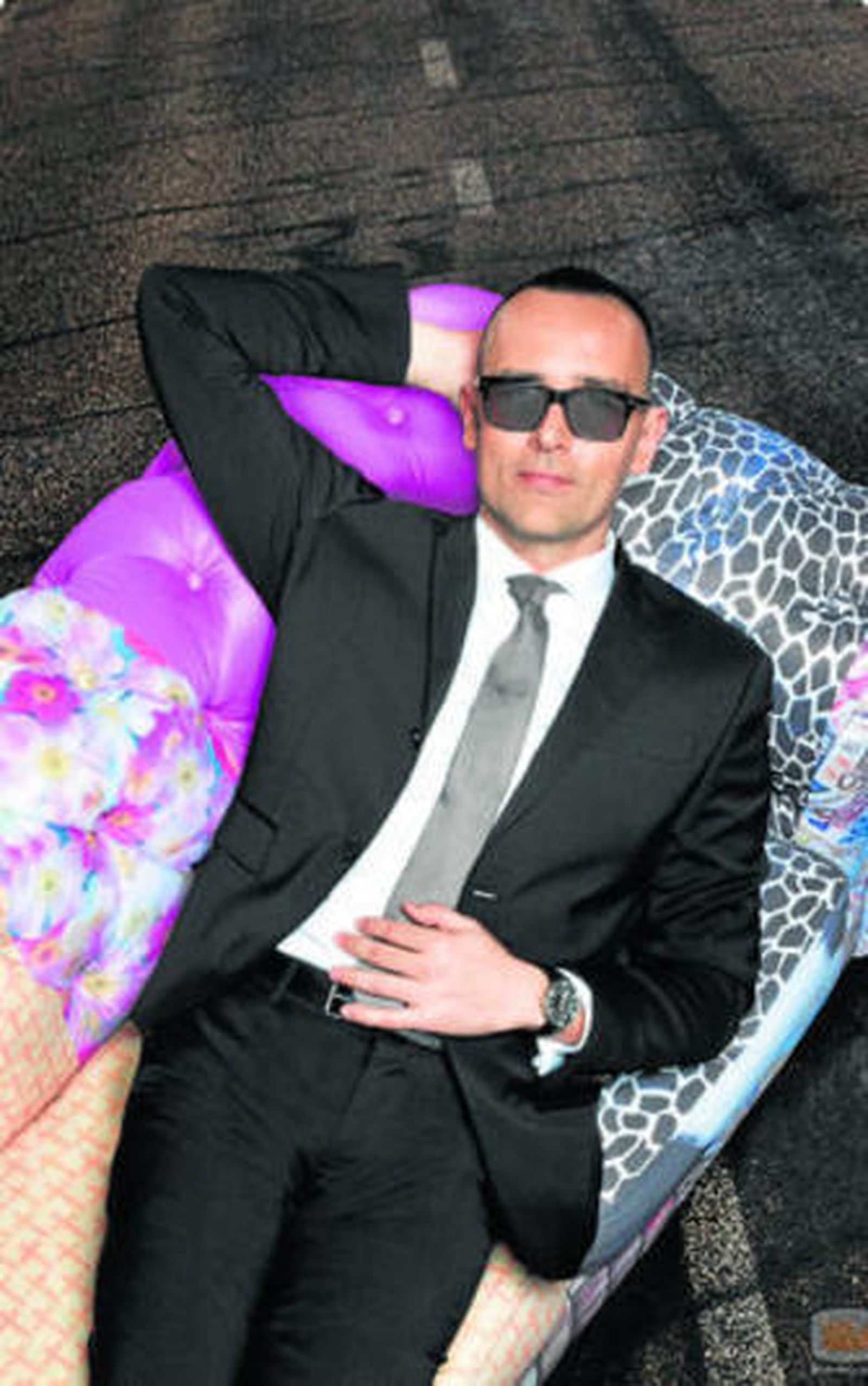 El presentador y publicista, con sus características gafas.