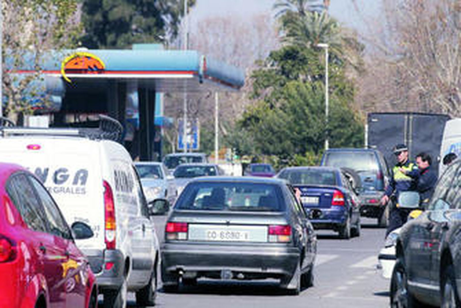 Un Policía dirige el tráfico en República Argentina.