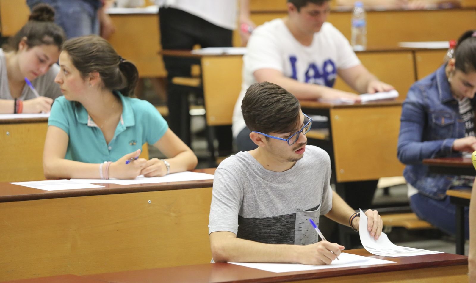 Alumnos se preparan para realizar uno de los exámenes.