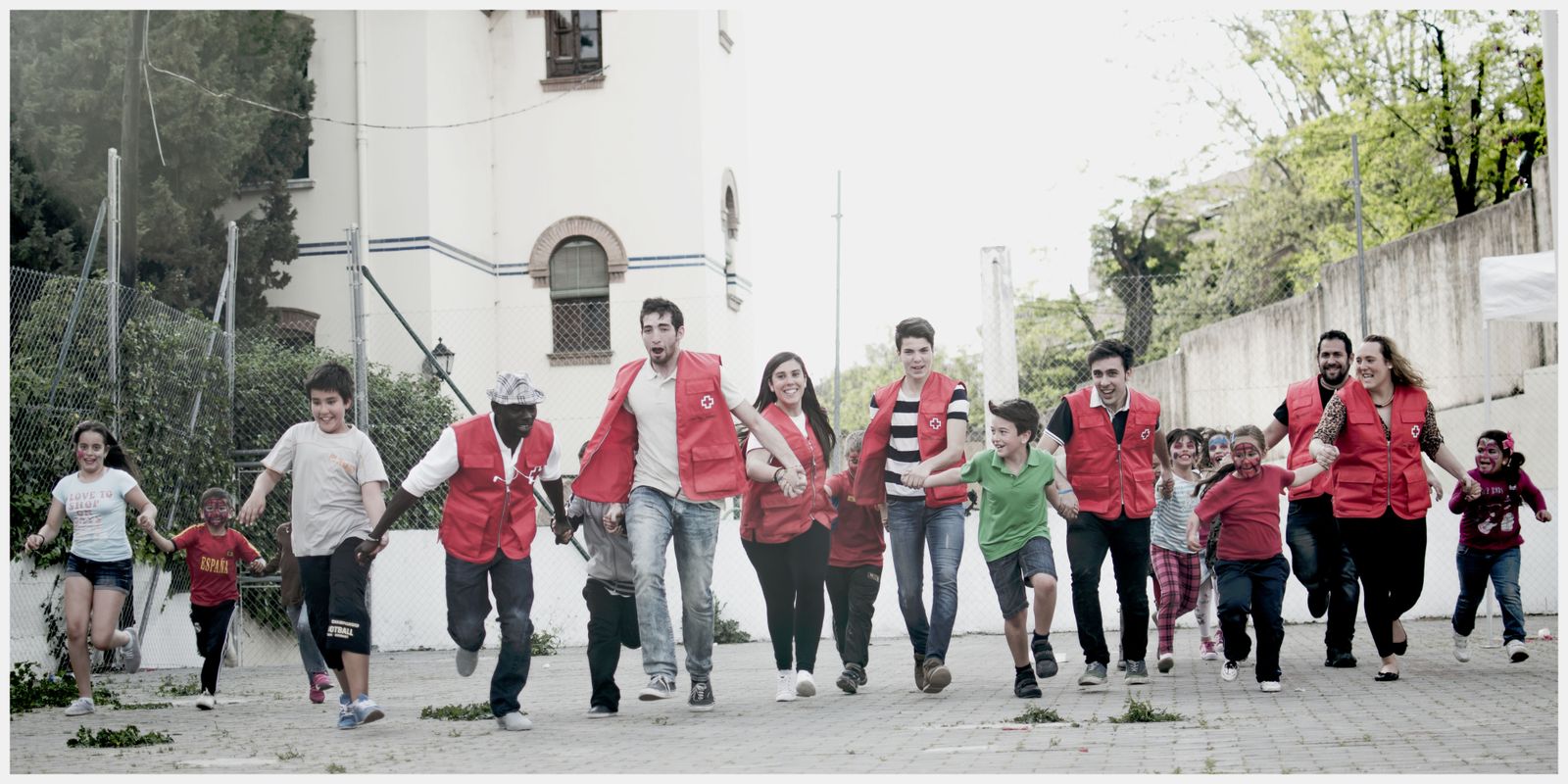 Voluntarios de Cruz Roja Juventud juegan con los más pequeños que participan en los programas.