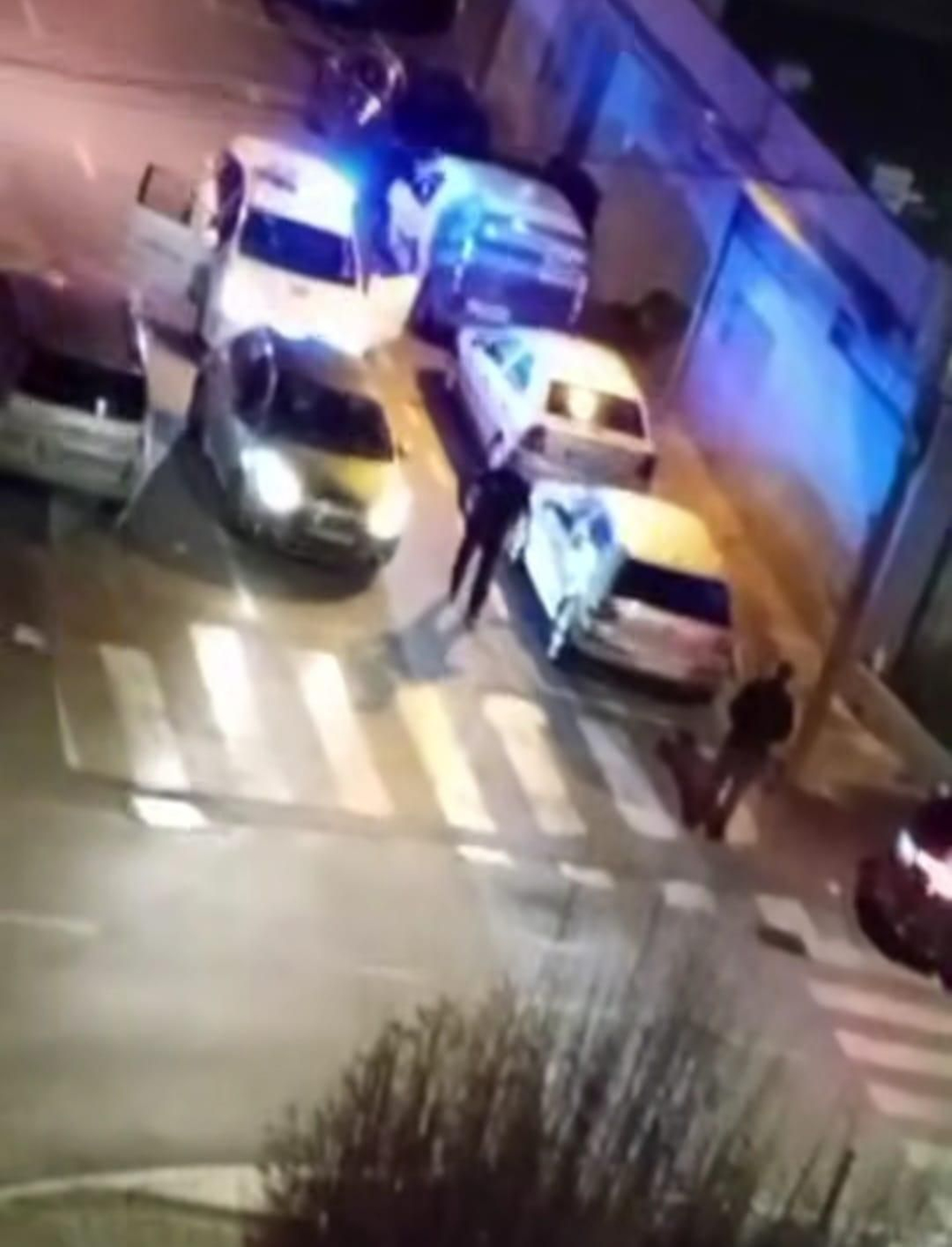 Vehículos policiales en Marbella, donde se produjeron los disparos al aire