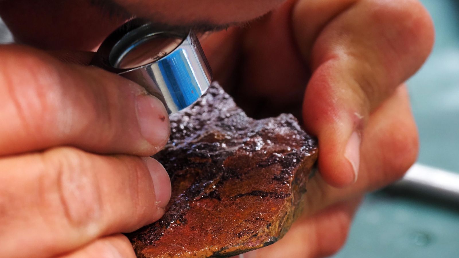 Uno de los geólogos de Emérita examina una de las piedras raras extraídas en los sondeos Uno de los geólogos de Emérita examina una de las piedras raras extraídas en los sondeos