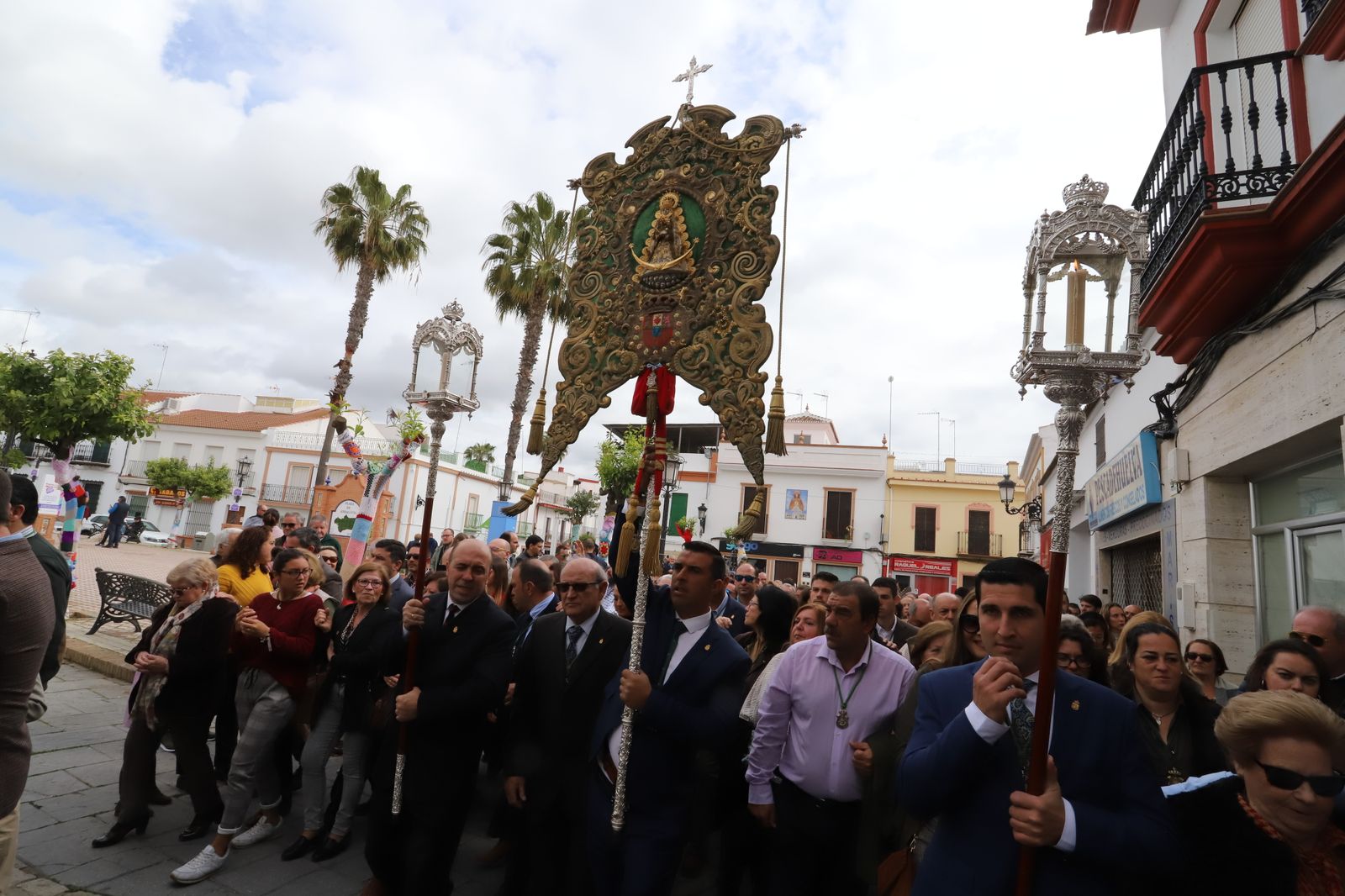 Imágenes de la misa de la Hermandad del Rocío de Huelva ante la Virgen del Rocío