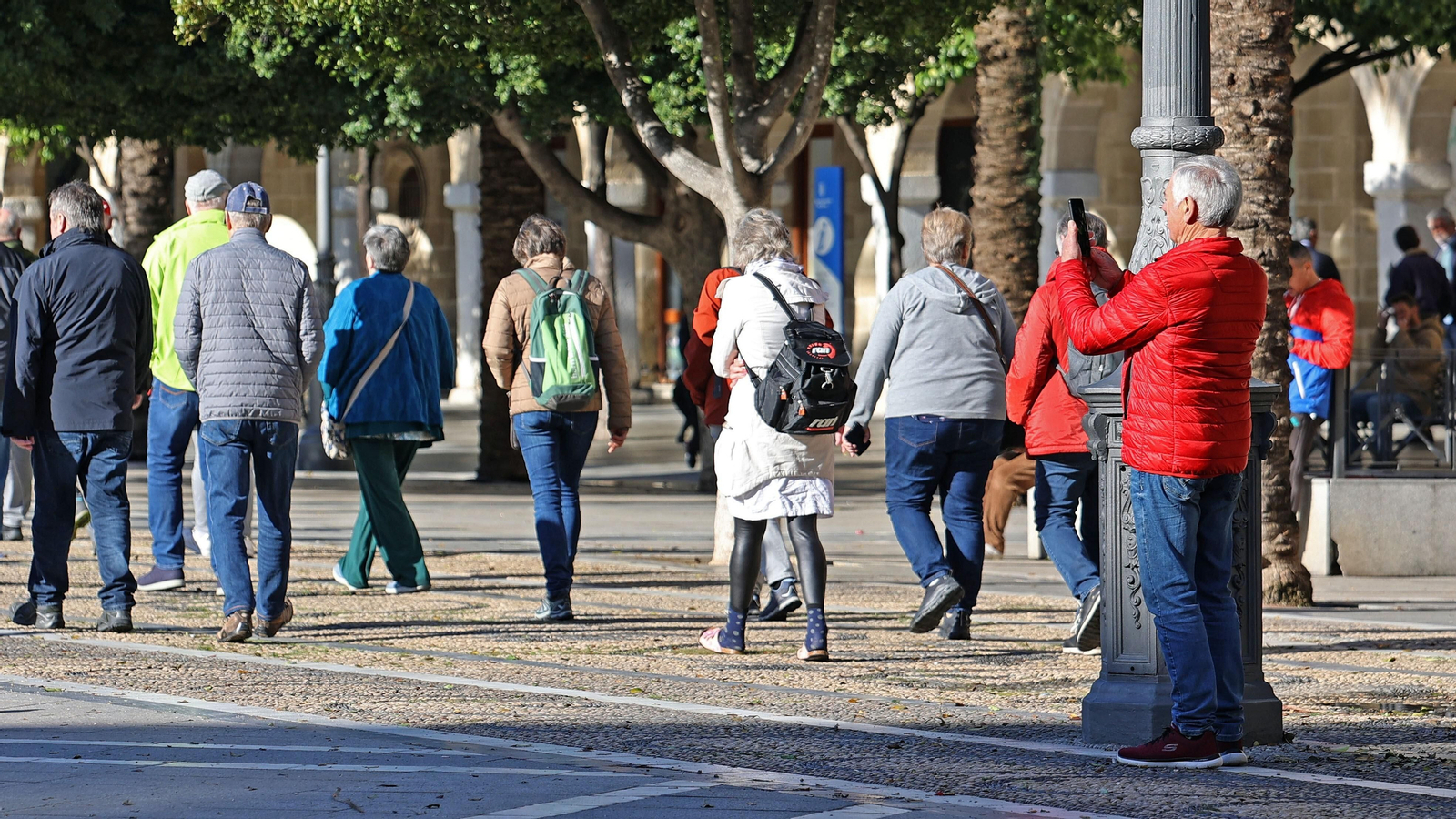 Un grupo de turistas, por el centro de la ciudad. Un grupo de turistas, por el centro de la ciudad.
