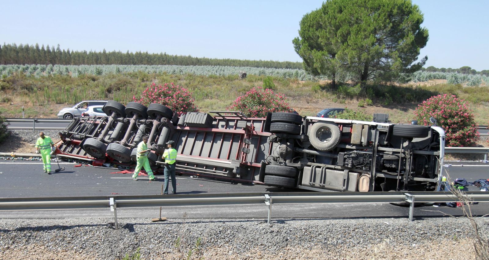 Los servicios de emergencias actúan tras el vuelco de un camión