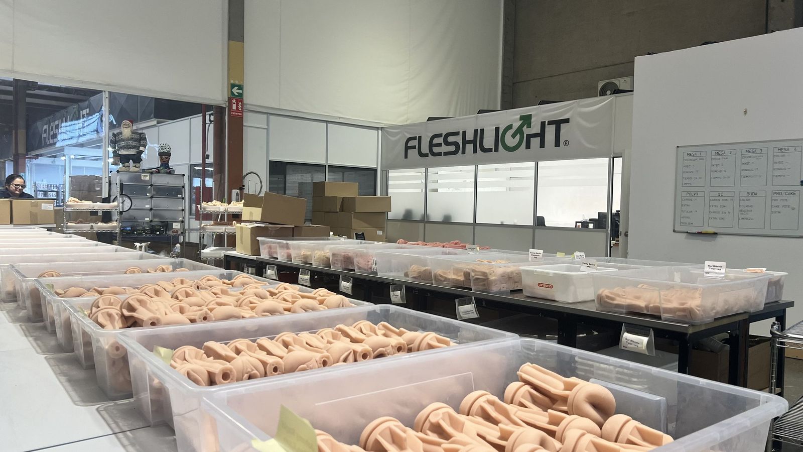 En la fábrica de Fleshlight en Dos Hermanas (Sevilla), más de 16 años de producción continua abastecen el mercado europeo, con Alemania, Reino Unido y Holanda como principales destinos de exportación.