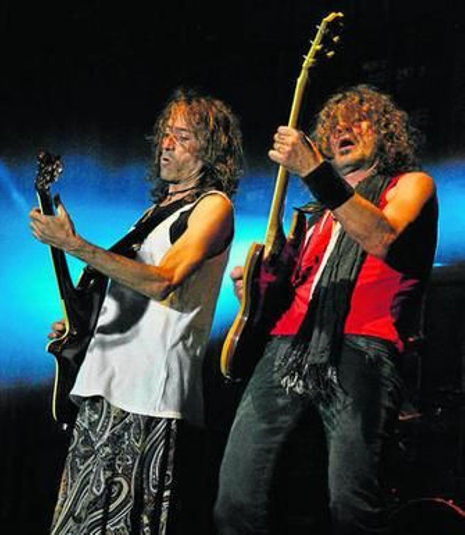 Robe Iniesta y 'Uoho' Antón tocando juntos en el concierto del viernes en San Fernando.