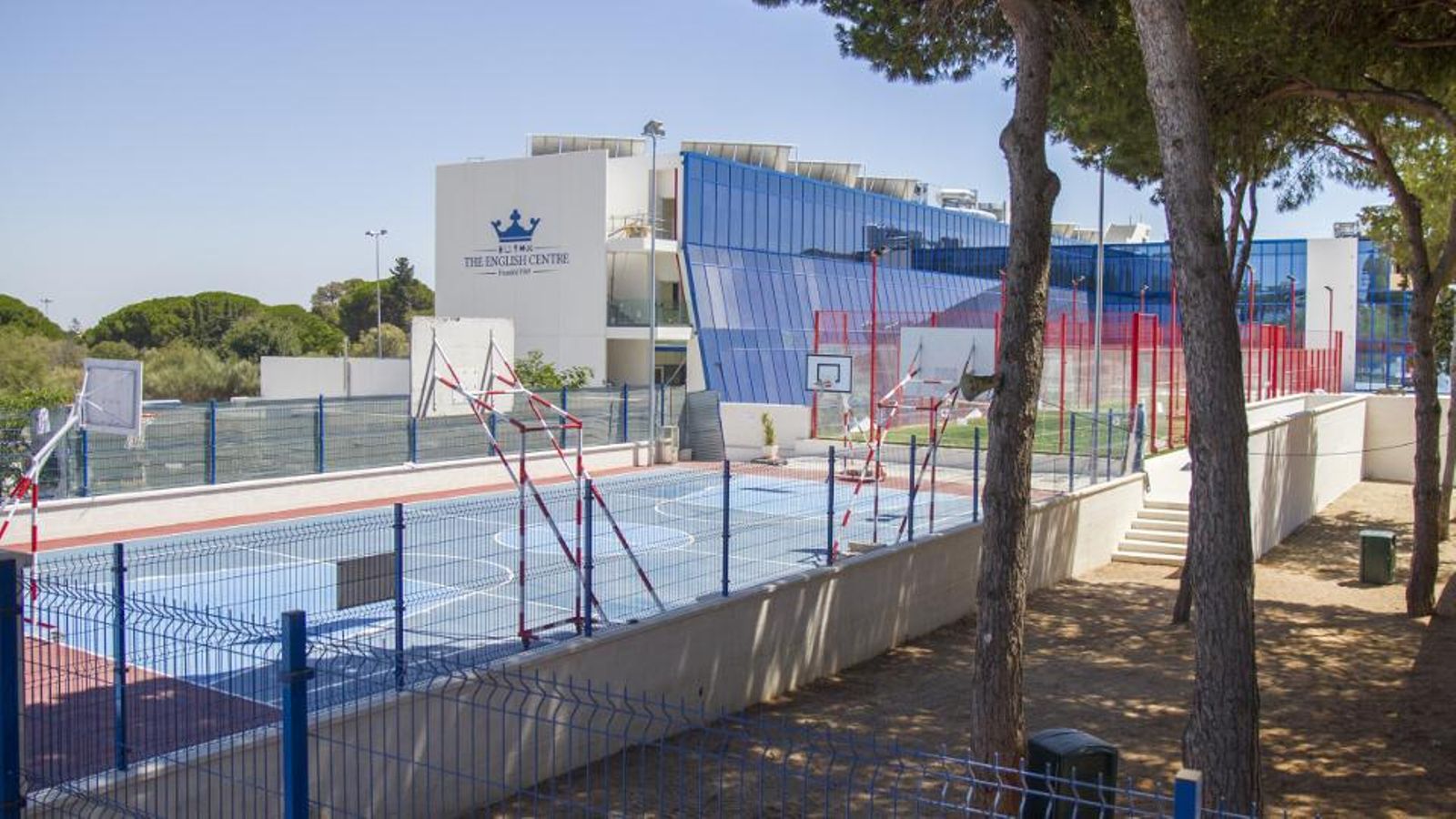 La instalaciones ideales para practicar multiacitvidades, dispone de: un gran pinar, pabellón deportivo cubierto, 2 pistas de baloncesto, 3 de fútbol sala y 2 de paddle.