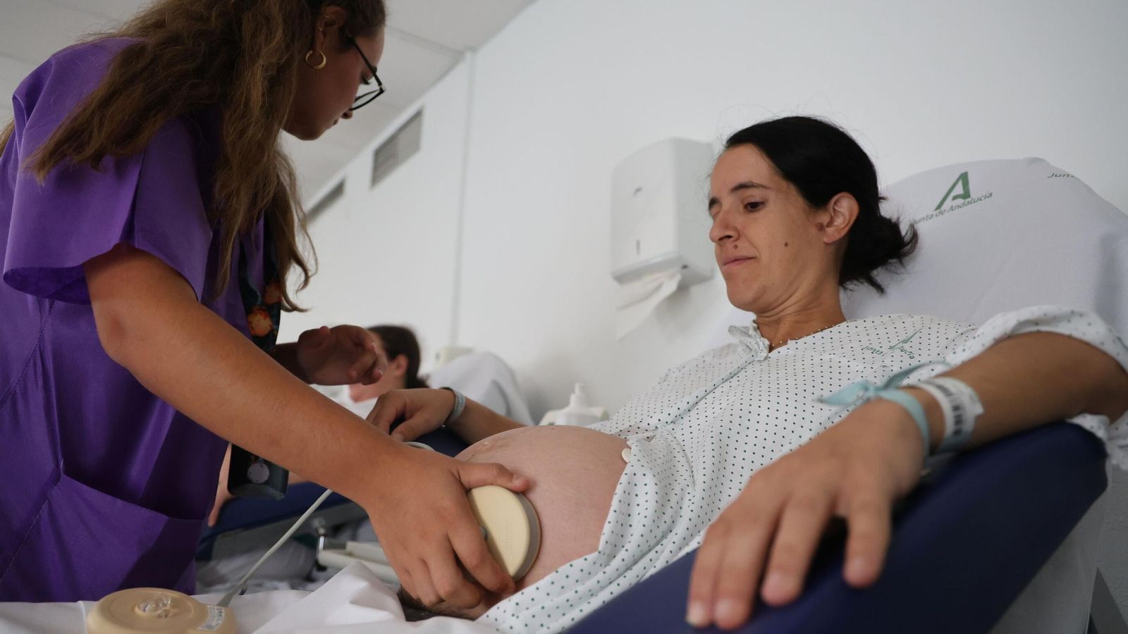 Una sanitaria atendiendo a una mujer embarazada en el Hospital Juan Ramón Jiménez de Huelva.