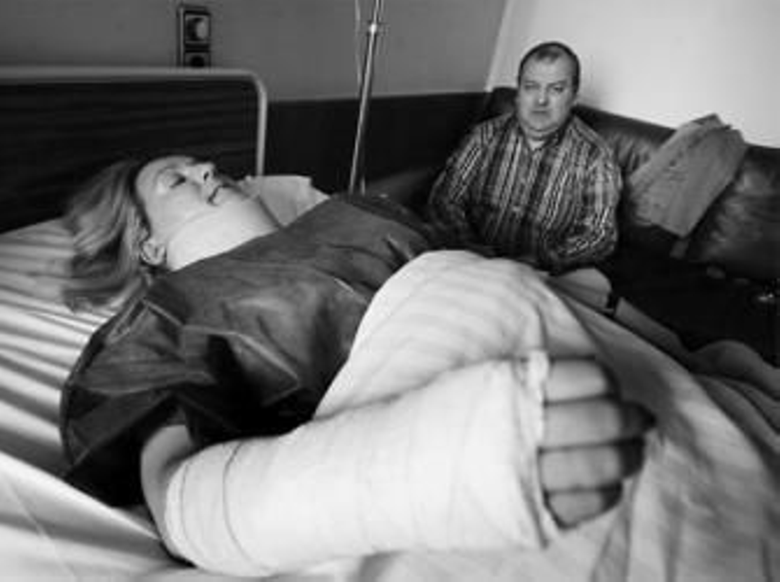 Emilia Hurtado, acompañada por su marido, Salvador Jiménez, en la habitación de la clínica donde se recupera de las lesiones.