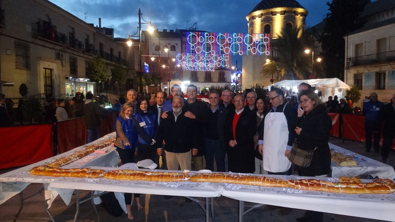 Dirigentes municipales y responsables de la iniciativa solidaria posan junto al roscón.