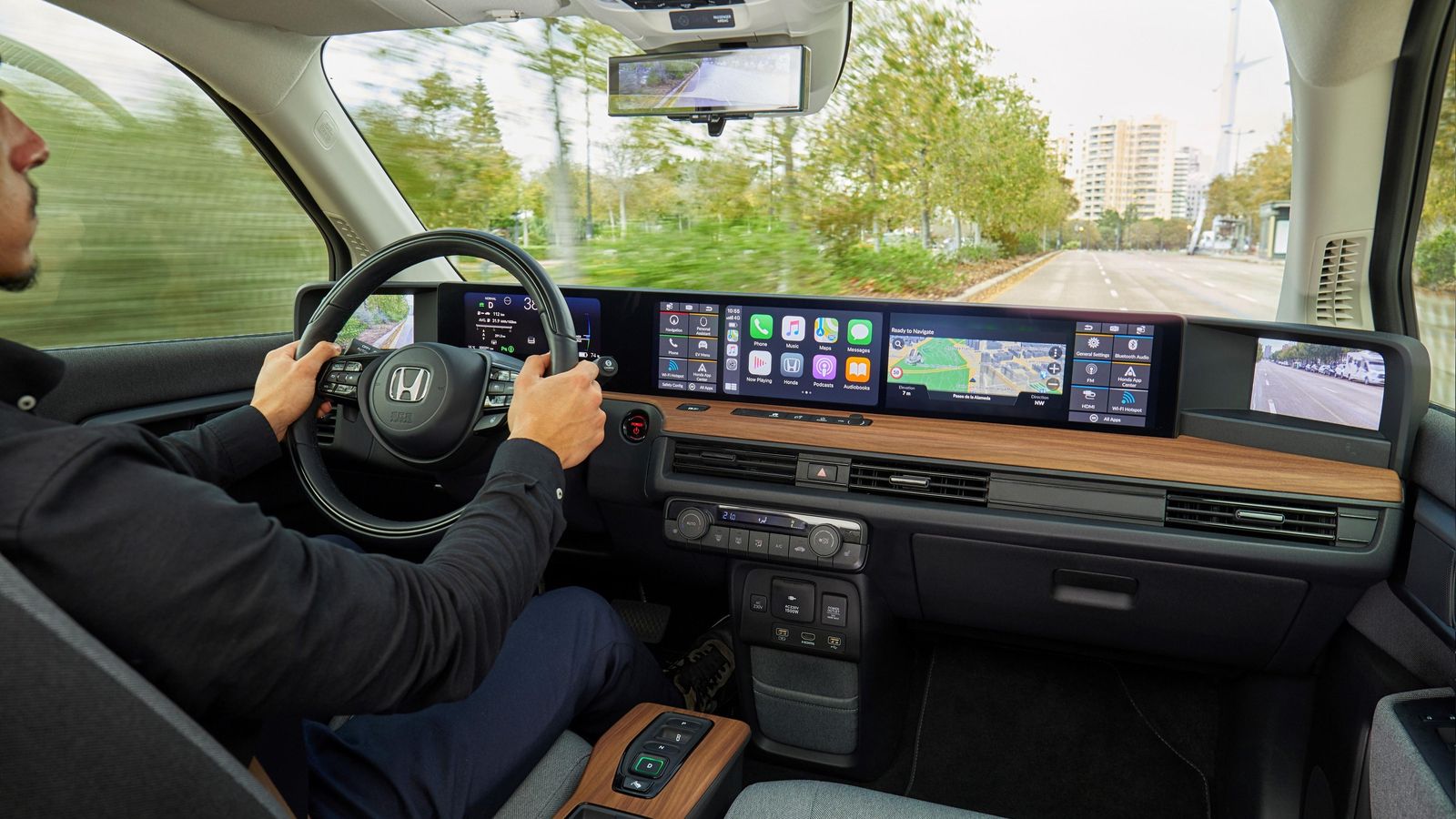 Hasta cinco pantallas situadas consecutivamente conforman el salpicadero del Honda e.