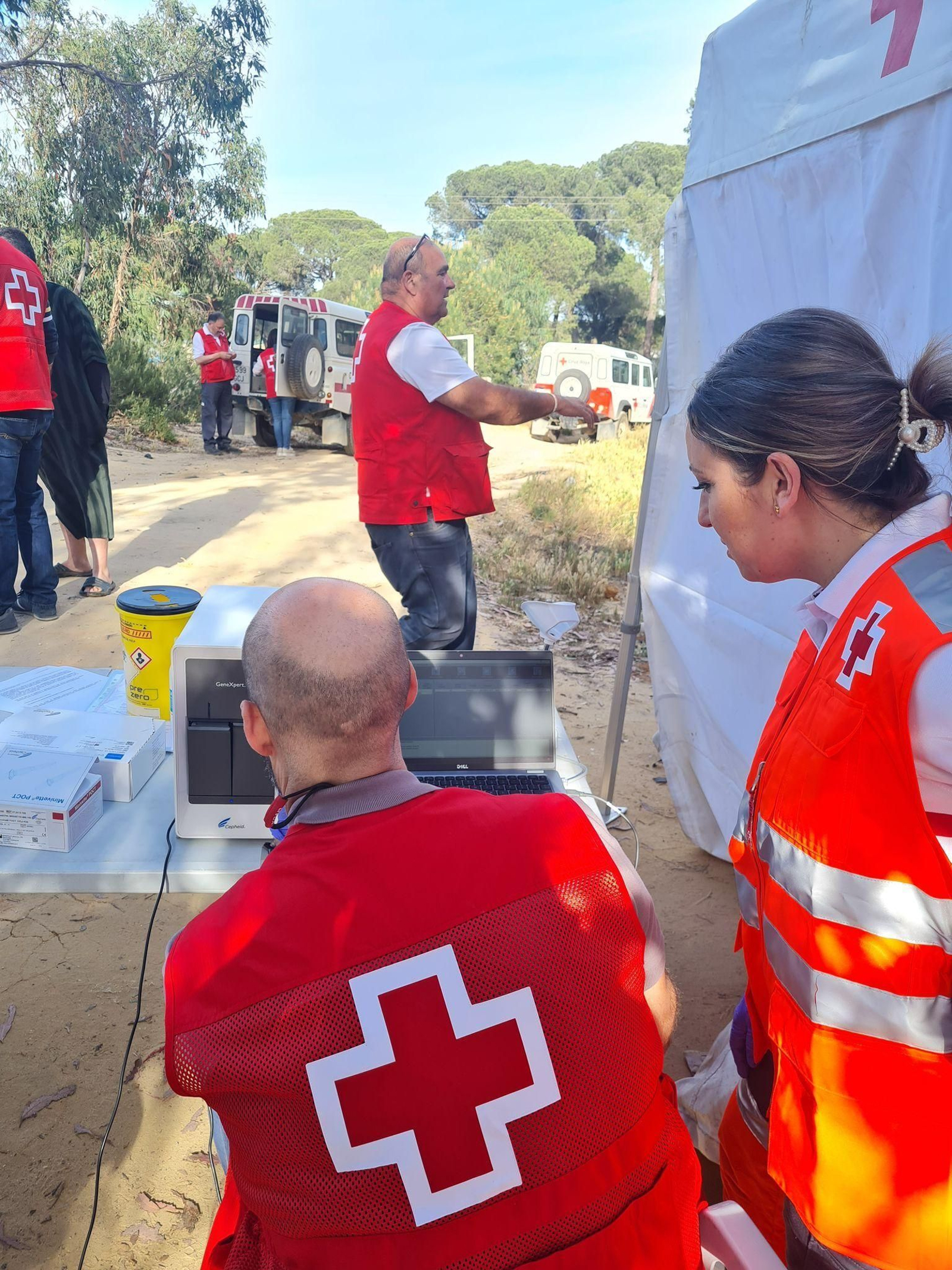 Acercan el cribado de hepatitis C a los asentamientos de inmigrantes de Huelva, en imágenes