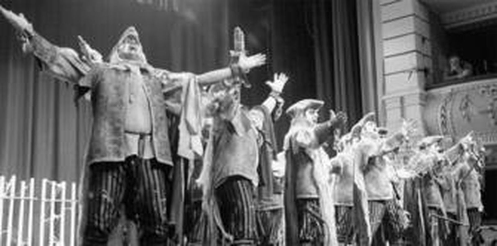 La comparsa 'La cárcel de febrero' de Punta Umbría durante su paso por semifinales.