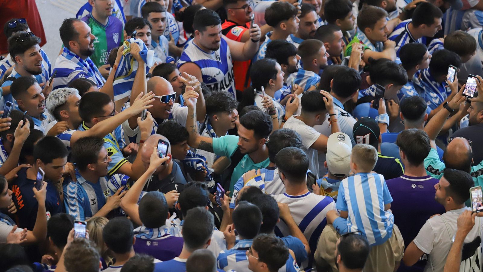 Las fotos de la afición despidiendo al Málaga en el aeropuerto antes de ir a Tarragona
