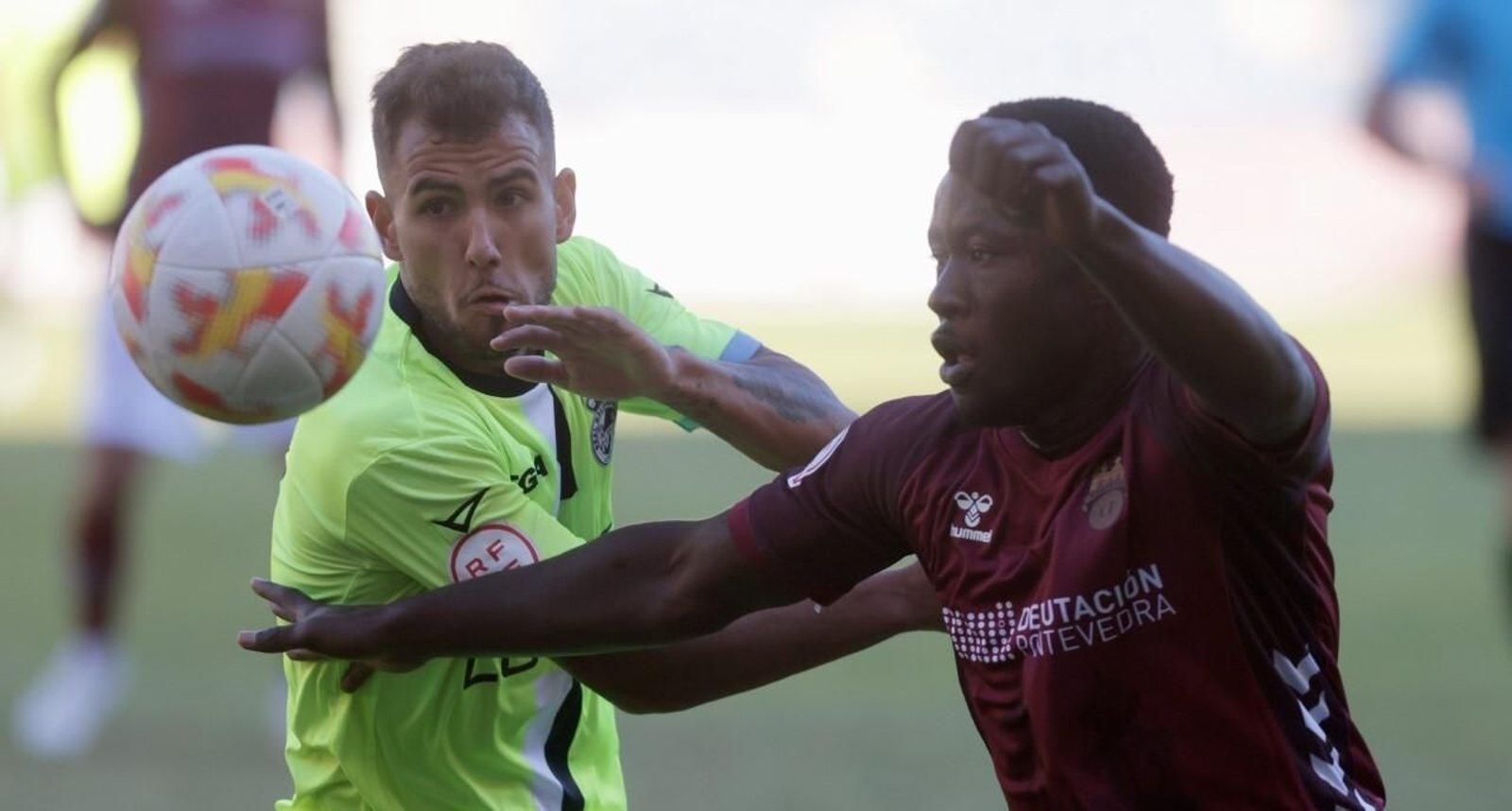 Un lance del Pontevedra - Real Balompédica Linense de esta temporada.