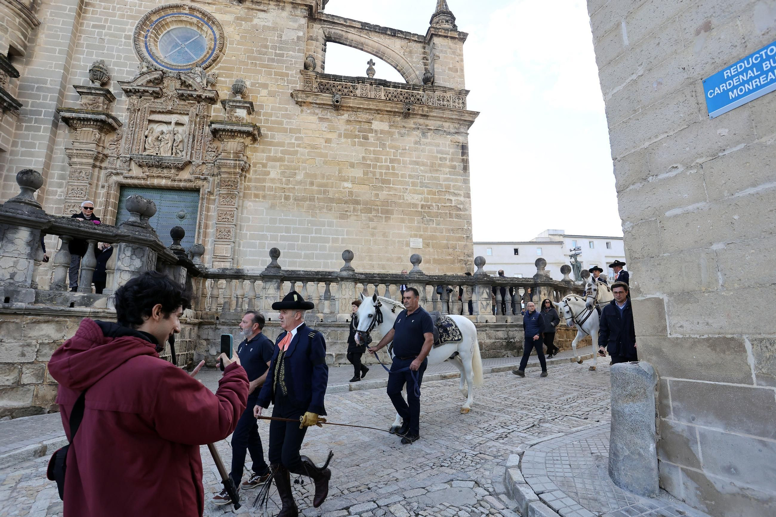 Imágenes de los caballos y jinetes de la Real Escuela hacia el funeral de Álvaro Domecq